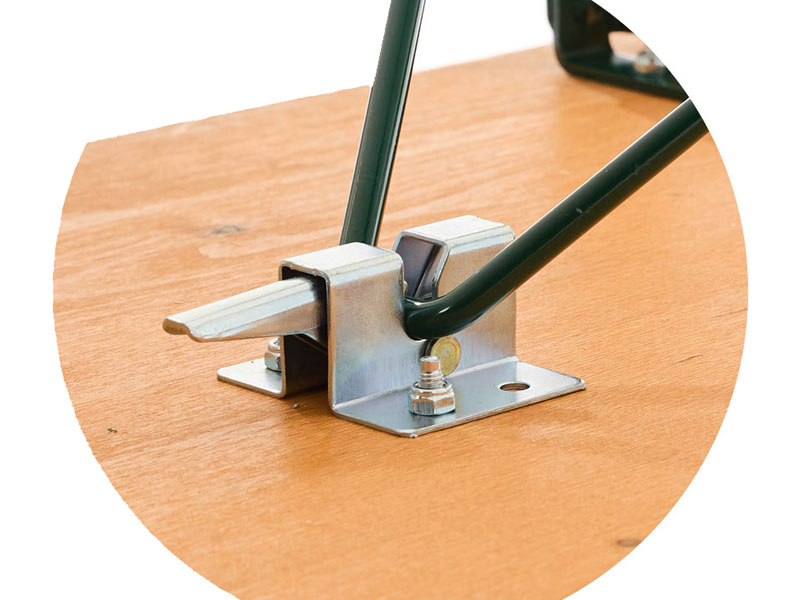 Nahaufnahme des Festzeltgarnitur-Klappmechanismus