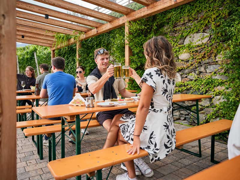 Festzeltgarnitur in Gebrauch in einem Biergarten