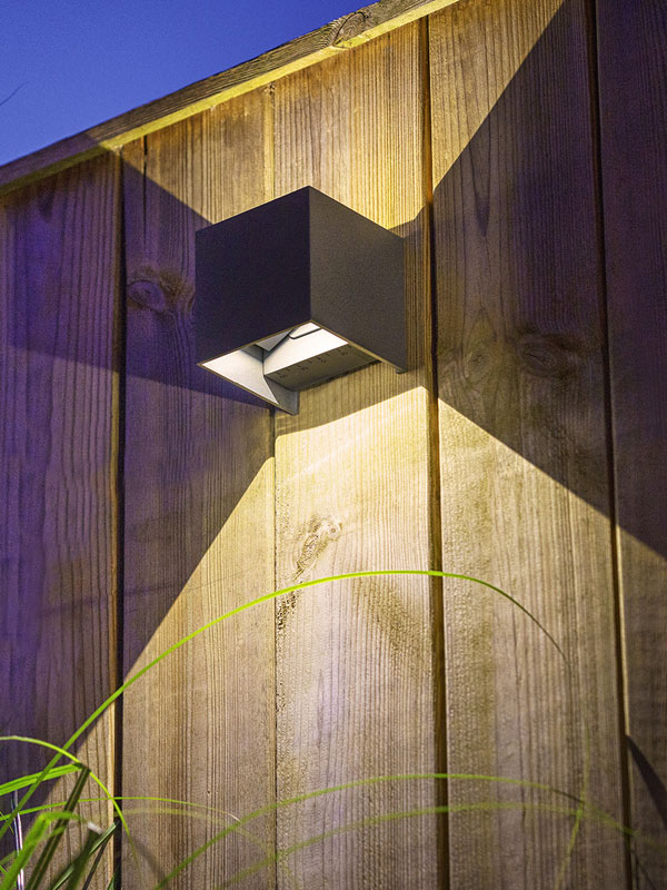 Wandleuchte Mauri aus der Froschperspektive