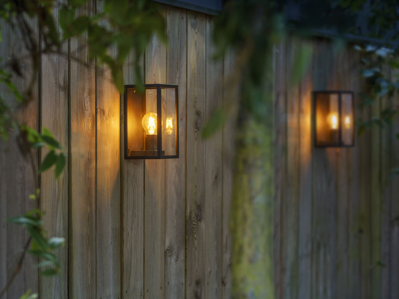 Wandleuchte Sitta an einer Holzwand