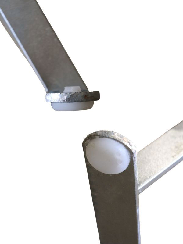 Bodenschoner an den Tischfuessen des Biergartentisch Isar