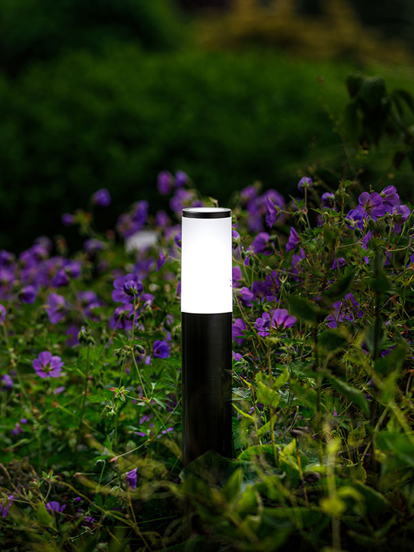 Standleuchte Lunia Black mit kaltweissem Licht im Beet