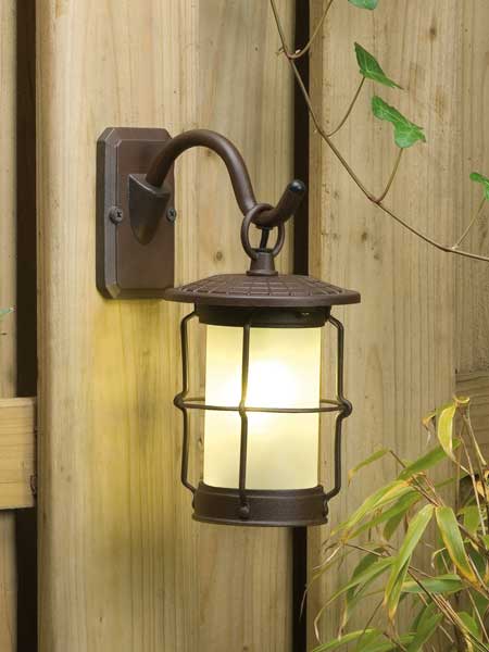 Wandleuchte Callisto an einer Holzwand