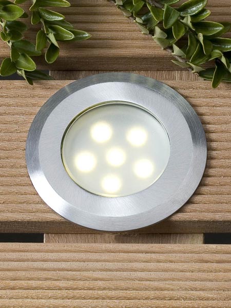 Eingebaute Leuchte Sirius in Warmweiss auf einer Holz-Terrasse