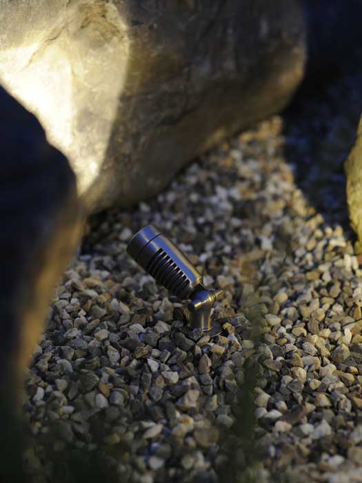 Spotstrahler Minus bei Nacht leuchtet auf Steinfelsen