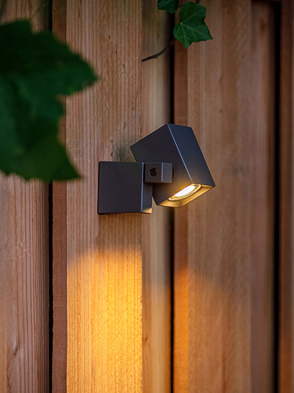 Wandleuchte Nano an einer Holzverkleidung verbaut