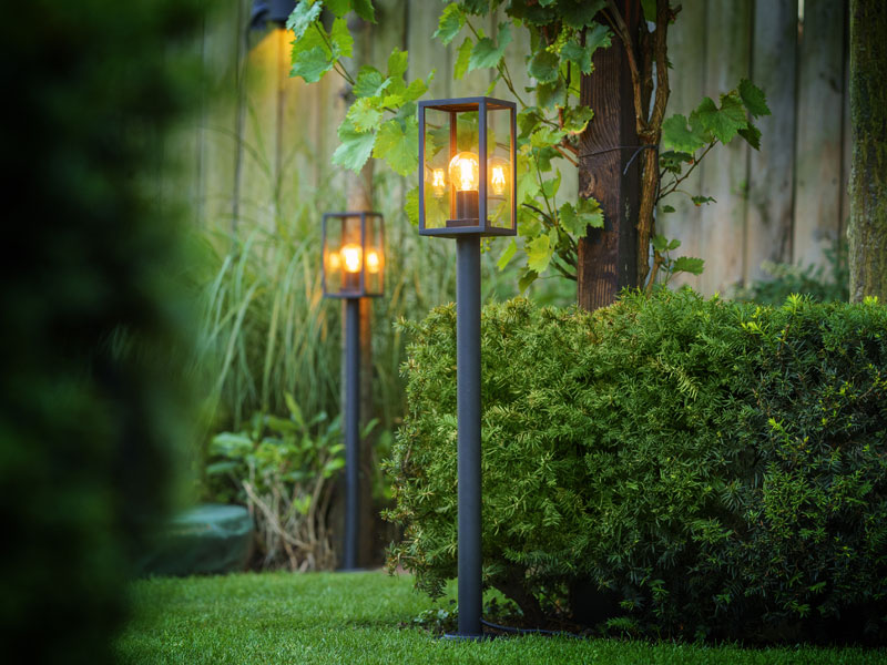 Gartenleuchten Limosa mit einer Holzwand im Hintergrund 