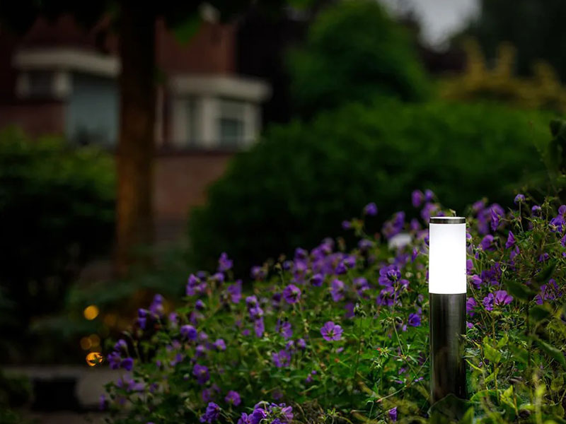 Gartenleuchte Silia in einer Hofeinfahrt