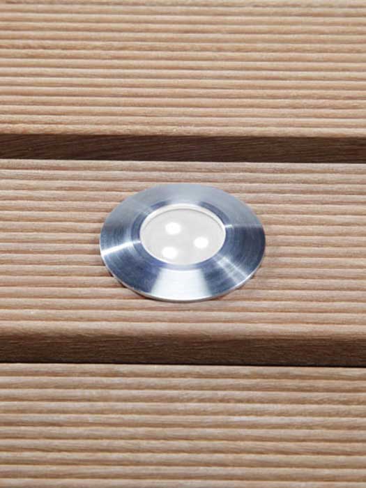 Einbauleuchte Alpha Kaltweiss in Holzterrasse verbaut