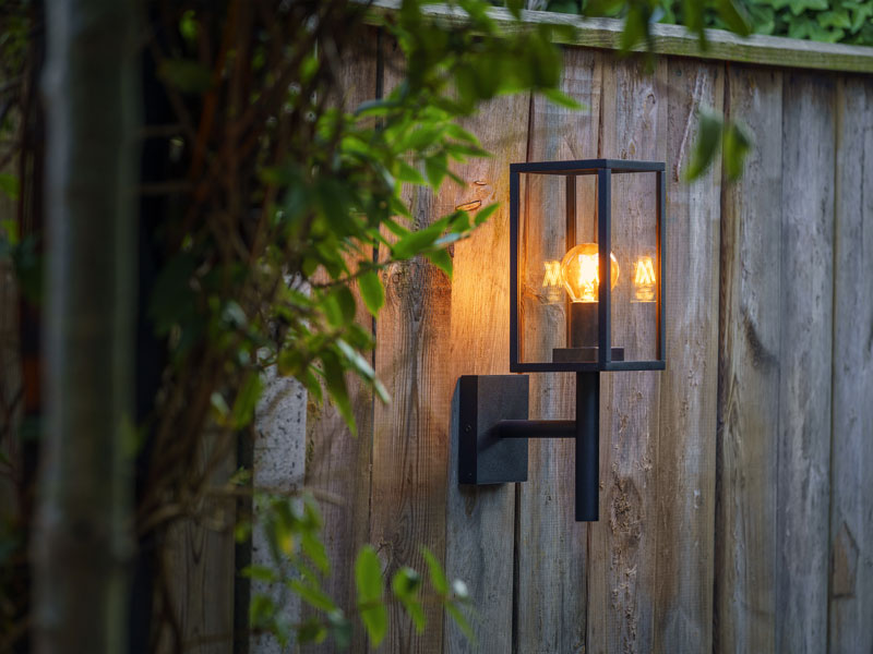 Wandleuchte Celata an einer Holzwand Wandleuchte Celata an einer Holzwand