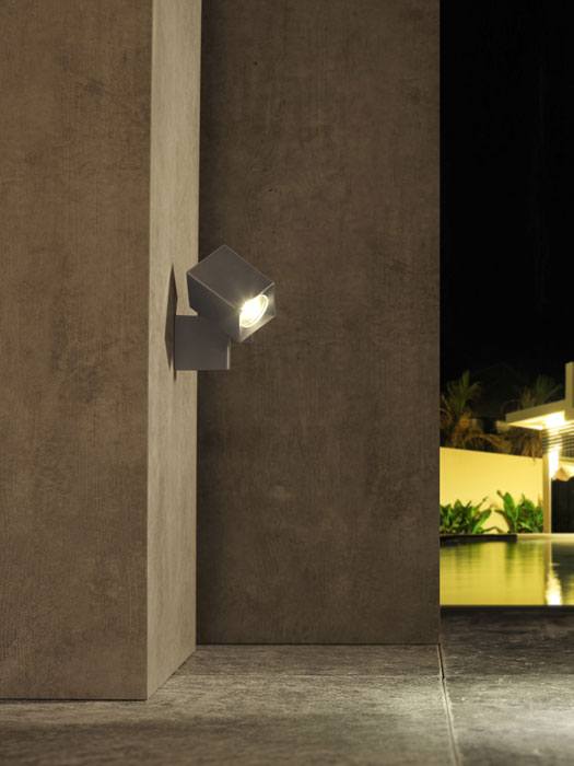 Wandleuchte Nano an einer Betonwand verbaut