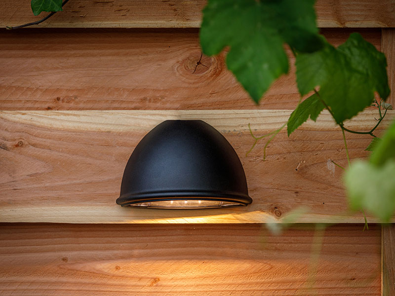 Wandleuchte Boaz an Holzwand montiert