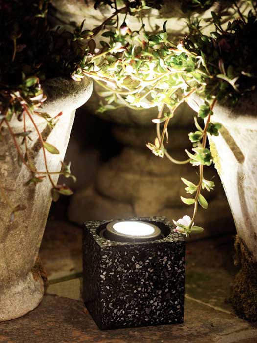 Garten-Spotstrahler Cylon zwischen zwei Blumentoepfen auf der Terrasse