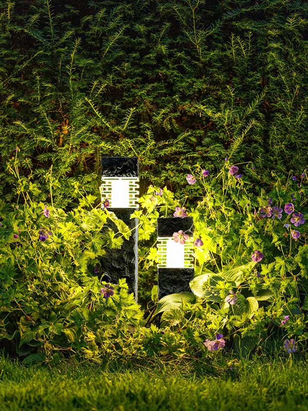 Gartenleuchte Kolossos Heckenbeleuchtung Gartenleuchte Kolossos beleuchtet bei Nacht eine Hecke