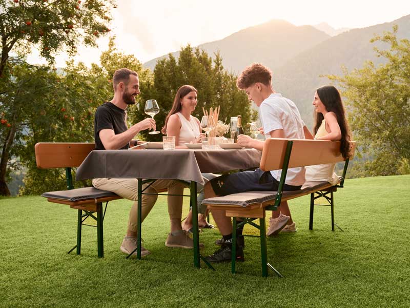 Festzeltgarnitur mit Lehne bei einem Gartenfest