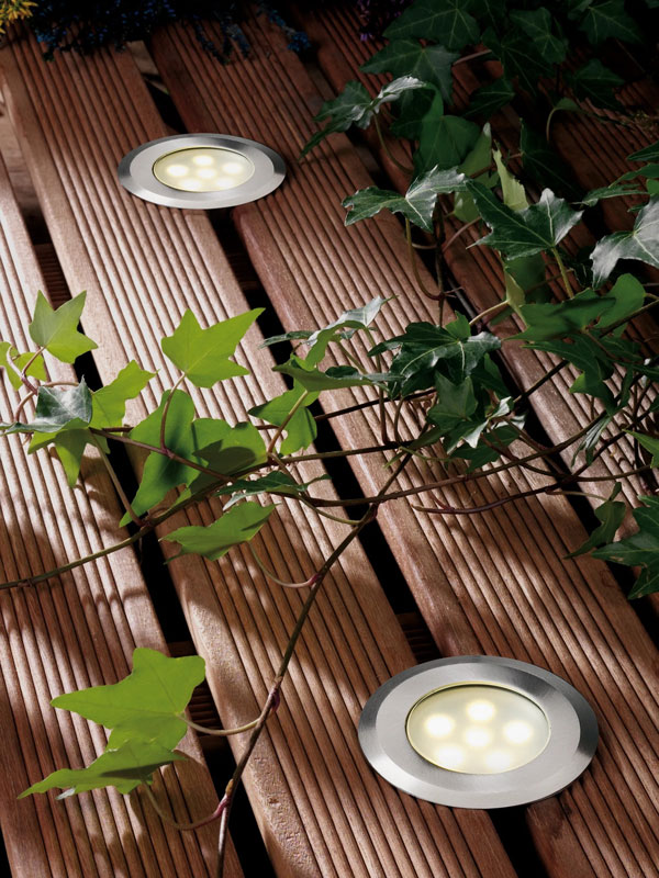 Leuchte Sirius Warmweiß auf Holzpaneele Leuchte Sirius in Warmweiss von Gardenlights auf Holzpaneele neben einer Efeu-Pflanze