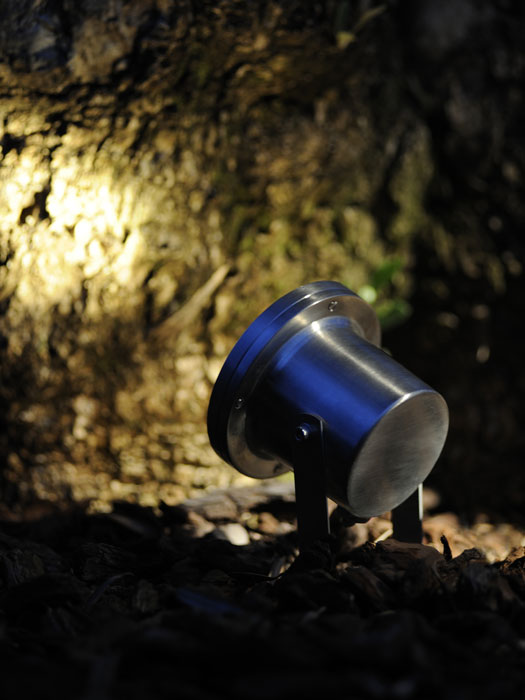 Spotstrahler Arigo bei Nacht Spotstrahler Arigo beleuchtet bei Nacht einen Stein