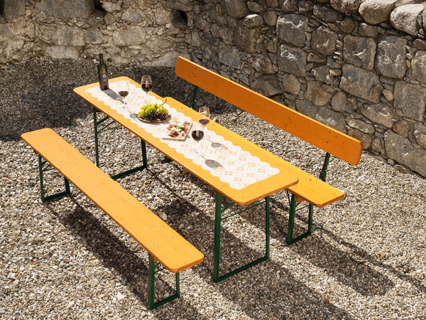 Festzeltgarnitur mit Rueckenlehne und gedecktem Tisch