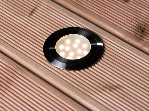 Einbauleuchte Gavia im Warmweiss Modus in Holzdiele eingebaut