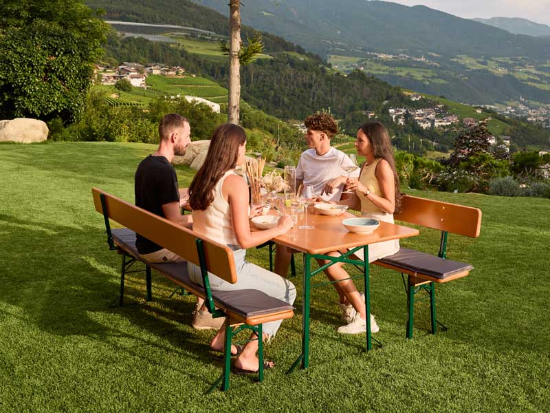 Festzeltgarnitur im Garten eines Weingutes